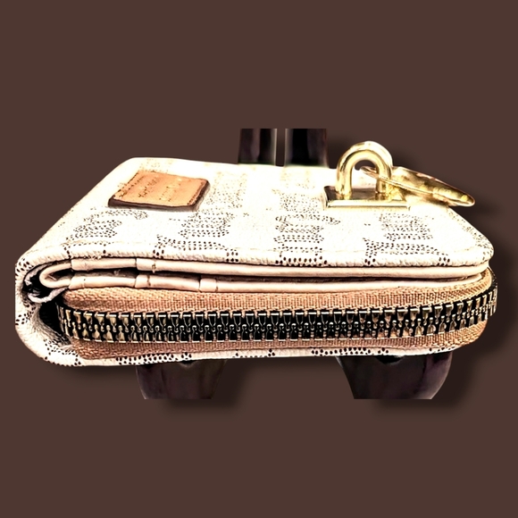 🔐🗝️Juicy Couture Signature Cream and Gold Women's Wallet - Picture 10 of 13